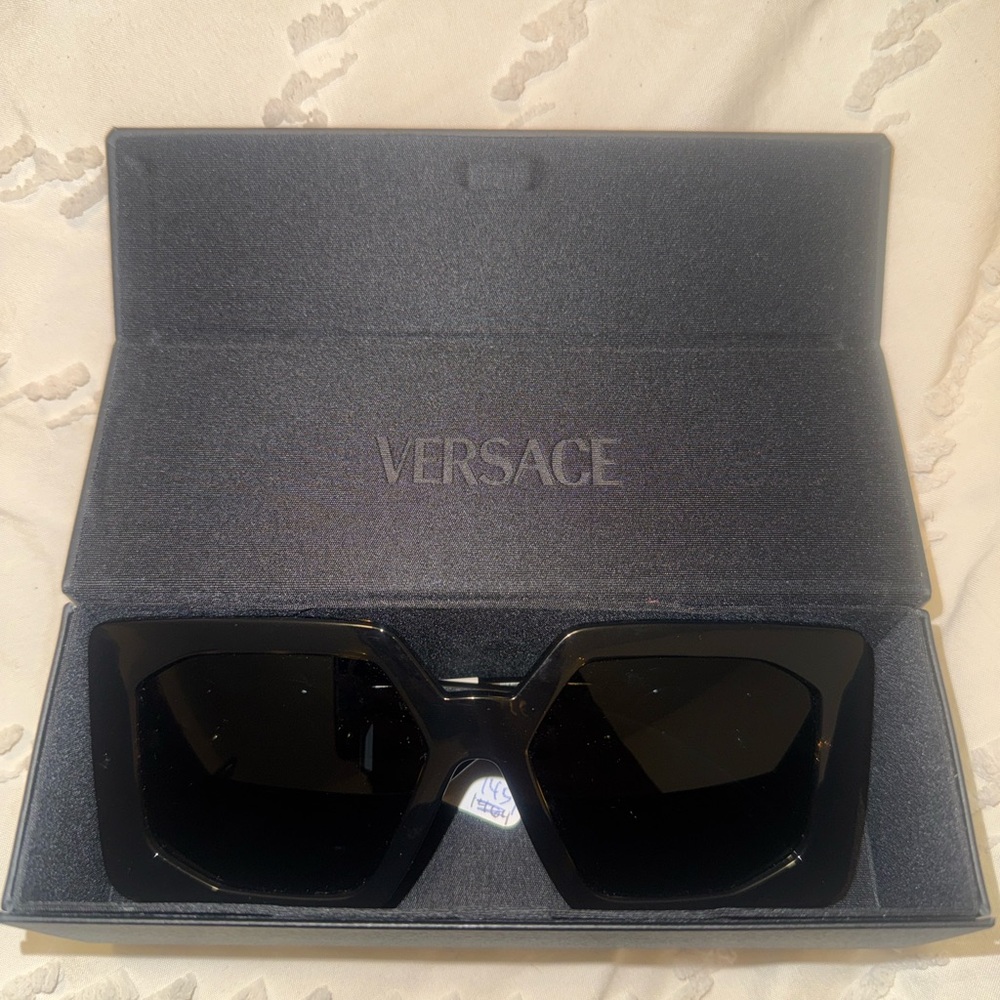BRAND NEW !! Never worn or used ! Versace Tortoise sunglasses - Picture 4 of 5